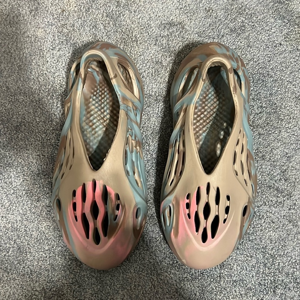 Yeezy Foam Runners ‘MX Sand Grey